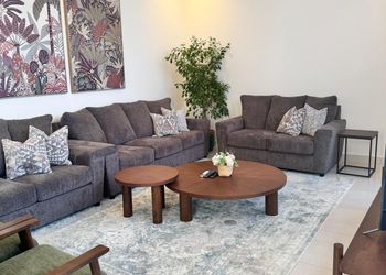 شاليه بمسطح اخضر ومسبح 