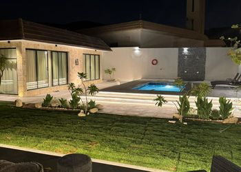 شاليه بجلسة مطلة على مسبح 