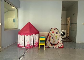 شاليه بمسطح اخضر ومسبح 