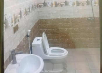 شاليه بجلسة تطل على مسبح خارجي 
