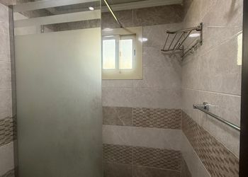 غرفة بسرير ماستر