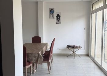 شاليه بصالة جلوس وثلاث غرف نوم 