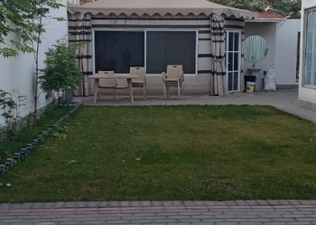 شاليه بمجلس مطل على مسبح داخلي