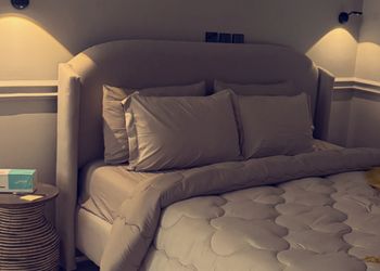 استديو بأثاث مريح وبسيط 
