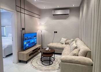 شقة بغرفة معيشة وغرفة نوم 