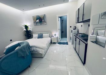استديو باثاث مريح وبسيط 