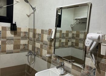 شقة بغرفة معيشة وغرفة نوم 