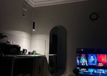 استديو بسرير ماستر وجلسة مريحة 