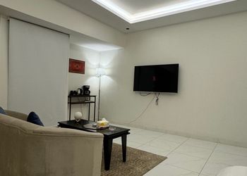 استديو بأثاث مريح وبسيط 