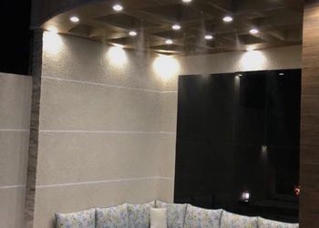 شاليه بجلسة تطل على مسبح خارجي 