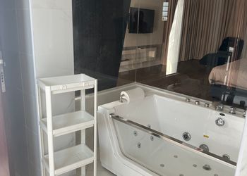 شاليه بمسطح اخضر ومسبح