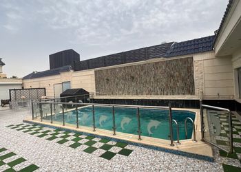 شاليه بجلسة خارجية مطلة على المسبح 