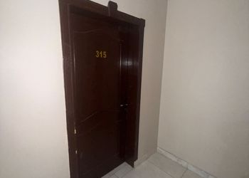 غرفة بسرير ماستر