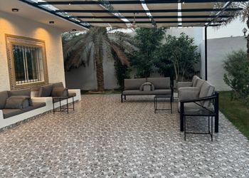 شاليه بجلسة خارجية وألعاب أطفال