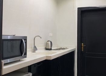 شاليه بمسطح اخضر ومسبح 