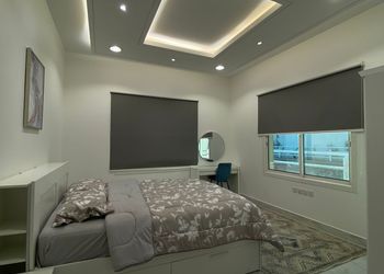 استراحة بمجالس ومسطحات خضراء