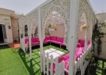 شالية بمجالس وفناء خارجي 
