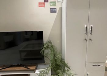 استديو بسرير مريح وأثاث بسيط