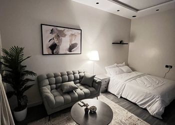 استديو بأثاث مريح وبسيط 