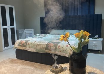 استديو بأثاث مريح وبسيط 