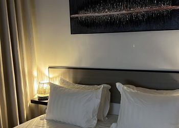 استديو بأثاث مريح وبسيط 