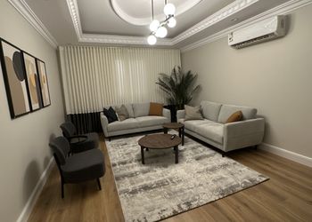 شقة مودرن بصالة وثلاث غرف نوم 
