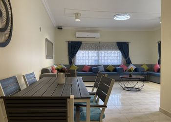 شاليه بمسطح اخضر ومسبح