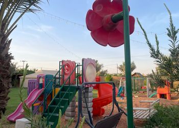 مزرعة بمسطح اخضر وبيت شعر