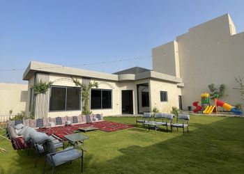شاليه بمسطح اخضر و خيمة خارجية 