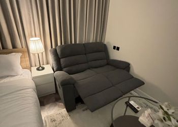 استديو بأثاث مريح وبسيط 
