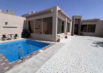 شاليه بمسطح اخضر وجلسة 