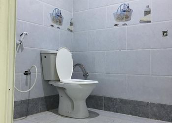 استراحة بمسبح داخلي وجلسة خارجية