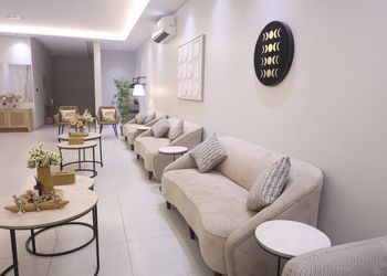شاليه بجلسة تطل على مسبح خارجي 