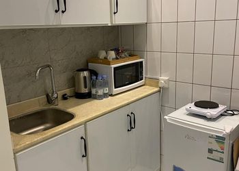 استديو بأثاث مريح وبسيط 