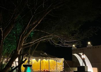 مزرعة بمسطح اخضر وجلسة خارجية