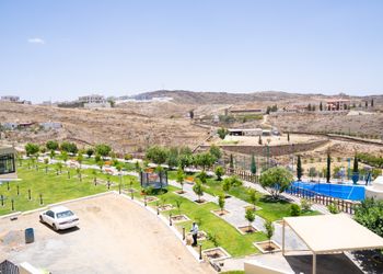 كوخ بمرافق خارجية مشتركة 