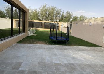 شاليه بمسطح اخضر و مسبح خارجي 