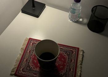 غرفة بسرير مريح وأثاث بسيط