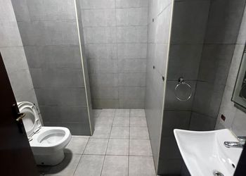 شاليه بمسطح اخضر وجلسة خارجية 