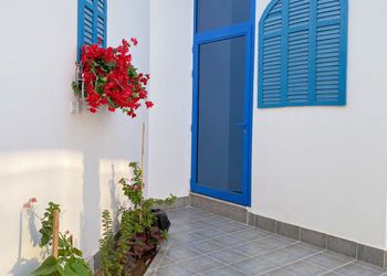 شاليه بجلسة مطلة على المسبح
