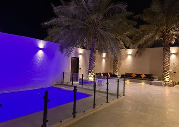 شاليه بألعاب مائية وجلسة خارجية