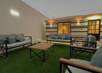 شاليه بجلسة خارجية ومسطح اخضر