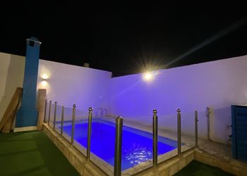 شاليه بمسطح اخضر وجلسة خارجية 