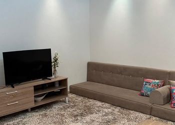 استراحة بجلسة خارجية ومسطح اخضر