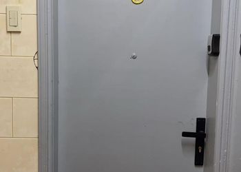 استديو بأثاث مريح وبسيط 