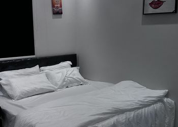 استديو بسرير ماستر وجلسة جانبية