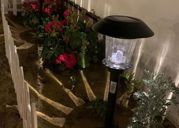 شاليه بمسطح اخضر وجلسة خارجية 