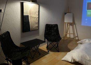 استوديو بتصميم عصري مع ستاند رسم وجلسة رايقة