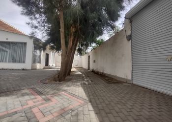 شاليه بمجلس مطل على مسبح داخلي