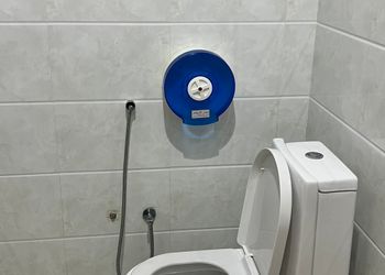 شقة بصالة وثلاث غرف نوم